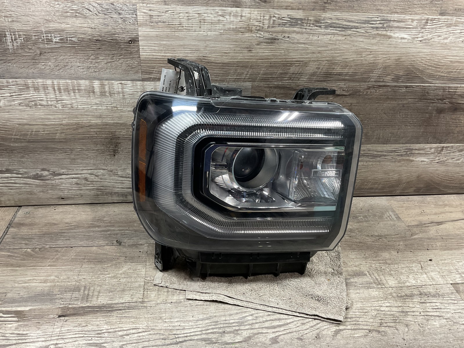 USED - 2016-2019 GMC Sierra 1500 Pickup R Headlamp Xenon - OEM USED - 2016-2019 GMC Sierra 1500 Pickup R Headlamp Xenon - OEM