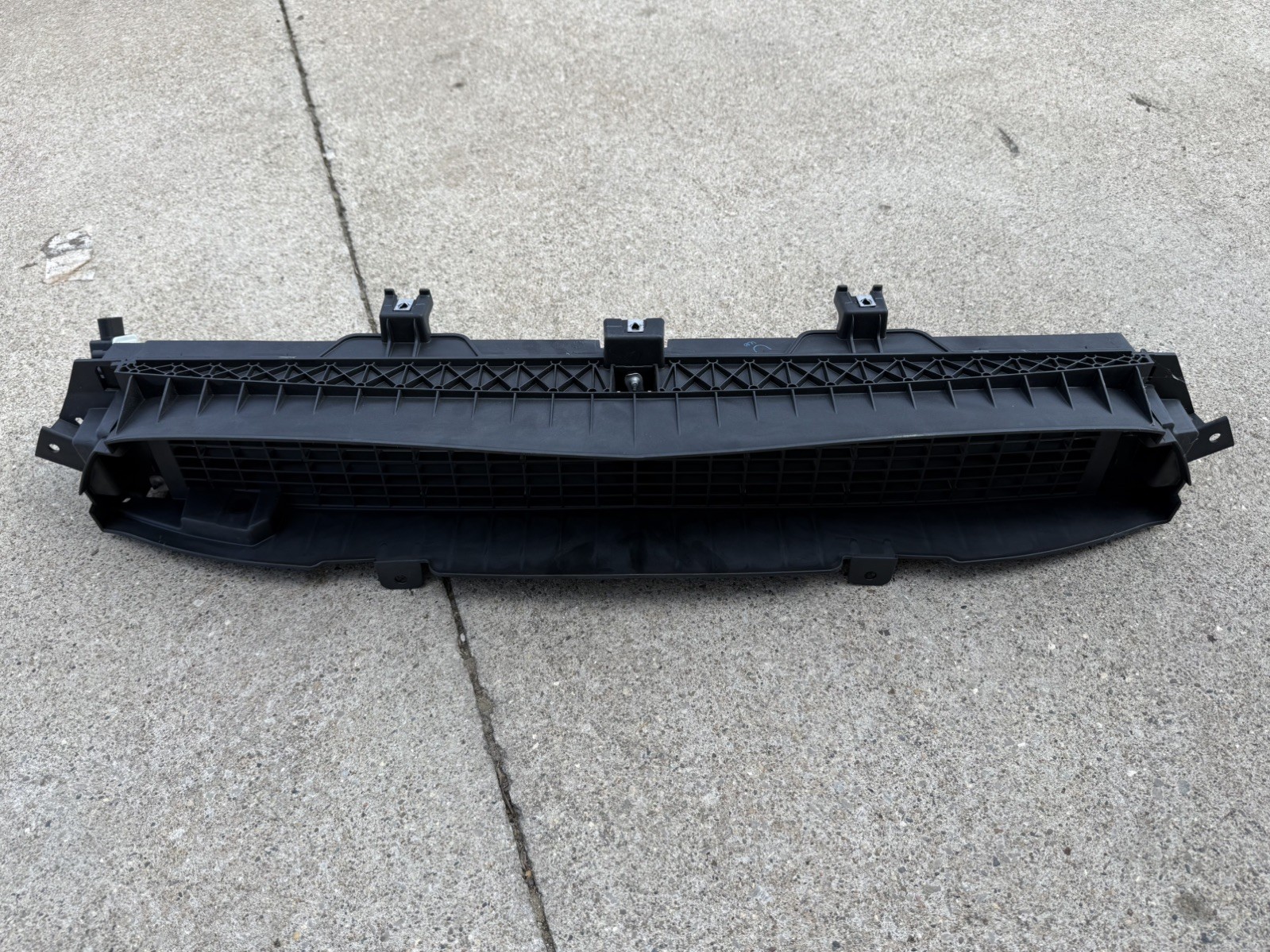 OEM New 2014-2016 Chevrolet Malibu Front Bumper Radiator Grille Shutter 23478032 OEM New 2014-2016 Chevrolet Malibu Front Bumper Radiator Grille Shutter 23478032