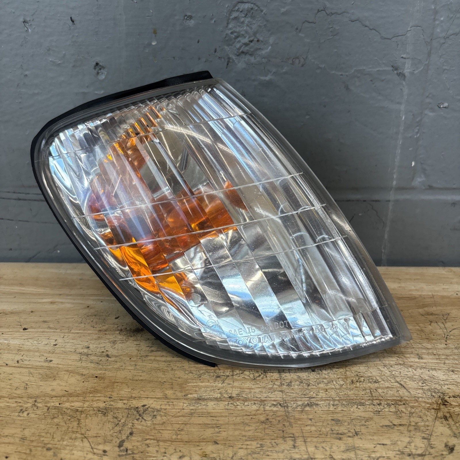 1998-2000 Lexus LS400 Right Passenger RH Turn Signal Lamp Housing 17U