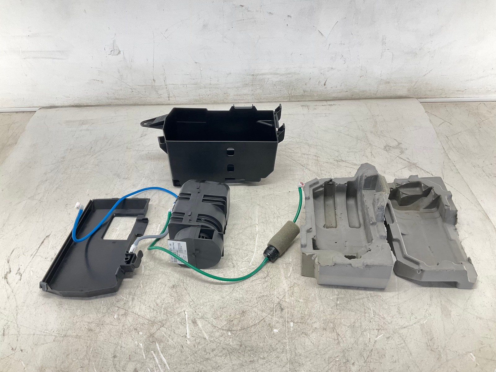12-20 Mercedes-Benz E350 W213 Dynamic Seat Vacuum Pump W/ Case OEM 12-20 Mercedes-Benz E350 W213 Dynamic Seat Vacuum Pump W/ Case OEM