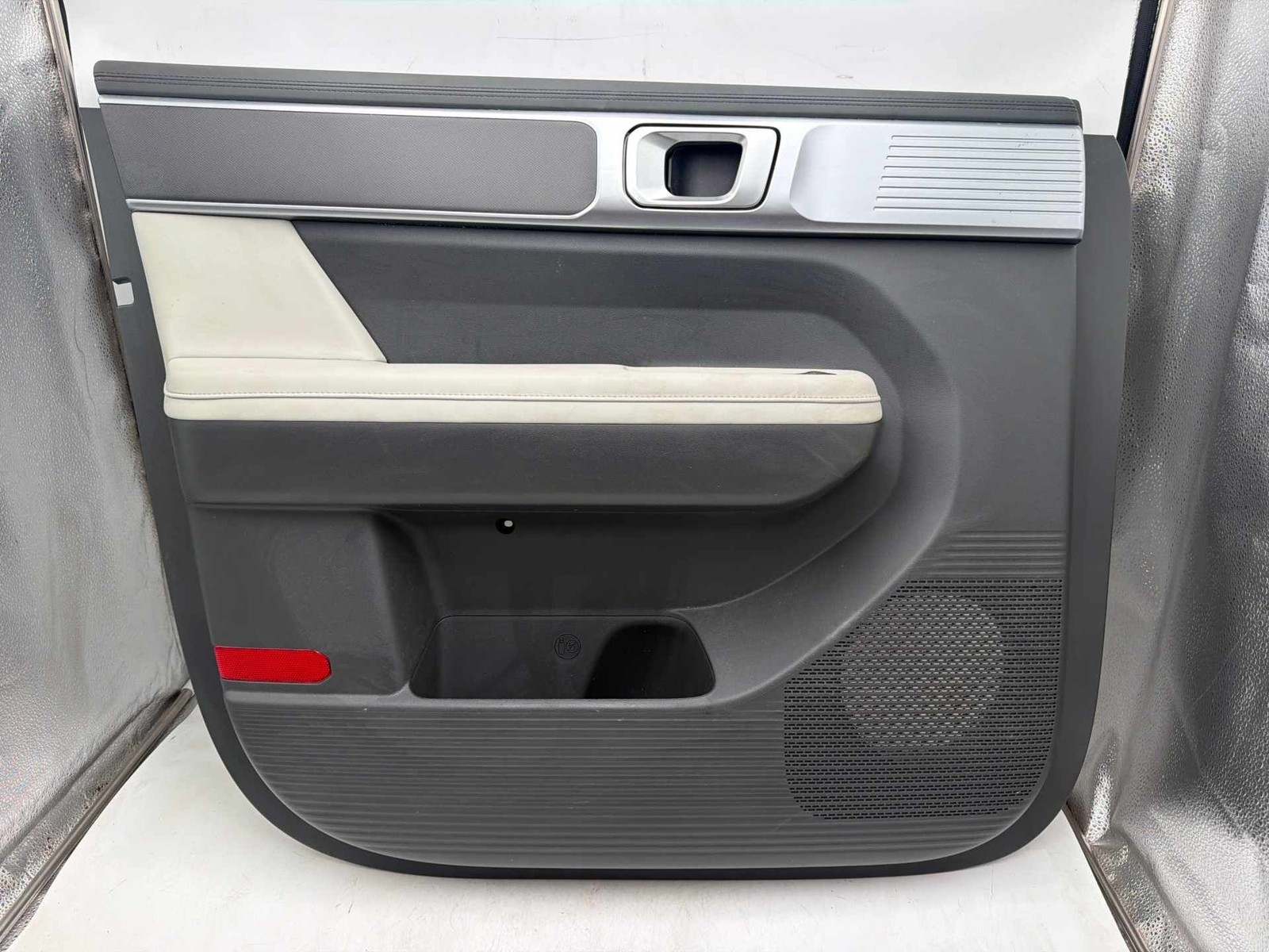 LH 24-26 HYUNDAI SANTA FE FRONT LEFT SIDE DOOR TRIM COVER PANEL OEM 82310R6000.
