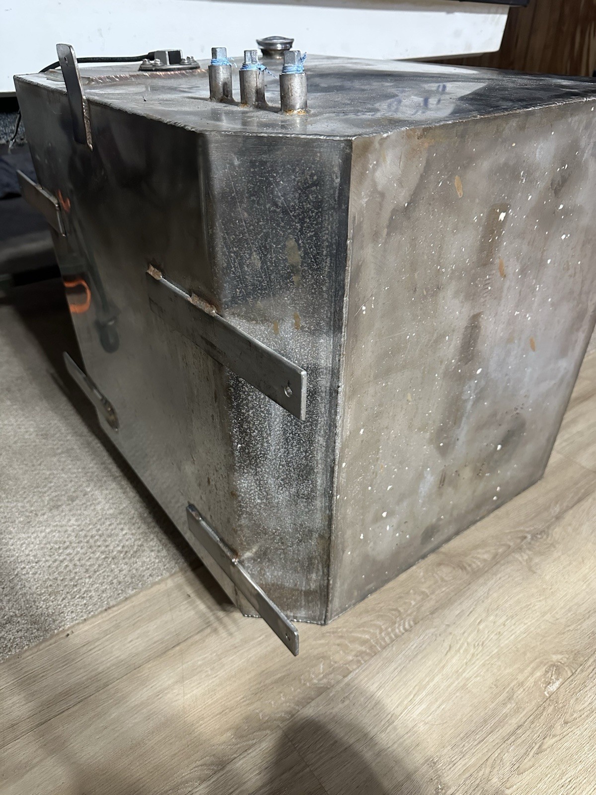 30 Gallon Aluminum Fuel Tank 23x23x22” 30 Gallon Aluminum Fuel Tank 23x23x22”