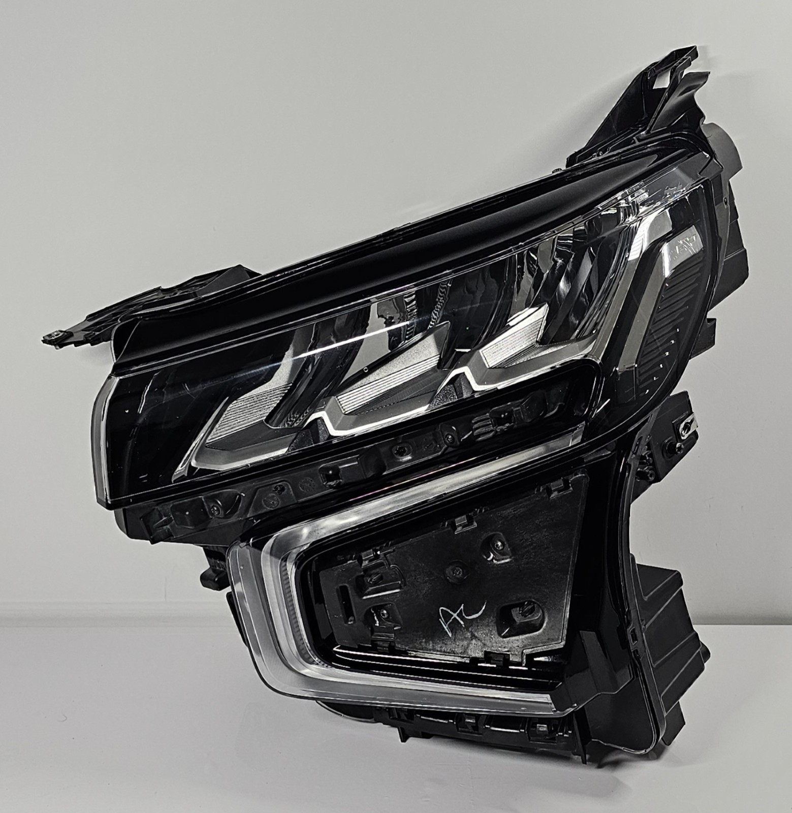 COMPLETE 2021-2024 Chevrolet Tahoe Suburban Driver Left Headlight OEM 85547100 COMPLETE 2021-2024 Chevrolet Tahoe Suburban Driver Left Headlight OEM 85547100