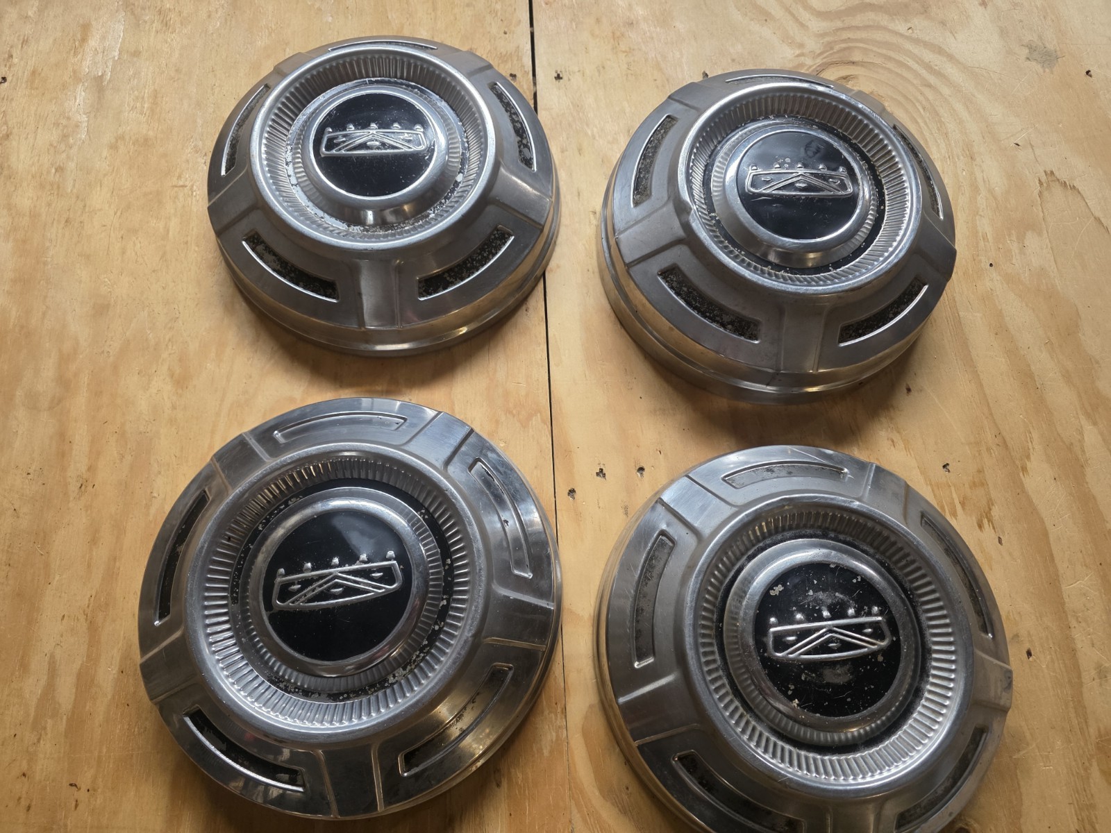 (4) FOUR 67-77 FORD TRUCK DOG DISH HUBCAPS F250 STAINLESS 12\ (4) FOUR 67-77 FORD TRUCK DOG DISH HUBCAPS F250 STAINLESS 12\