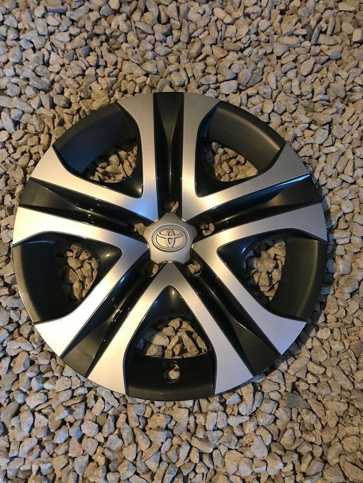 TOYOTA RAV 4 2016 2017 2018 OEM HUB CAP WHEEL COVER 4260242020 61179 TOYOTA RAV 4 2016 2017 2018 OEM HUB CAP WHEEL COVER 4260242020 61179