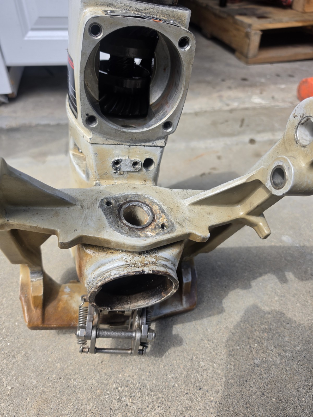 Volvo Penta 290 dp-A 1.95 upper outdrive intermediate housing with forks Volvo Penta 290 dp-A 1.95 upper outdrive intermediate housing with forks