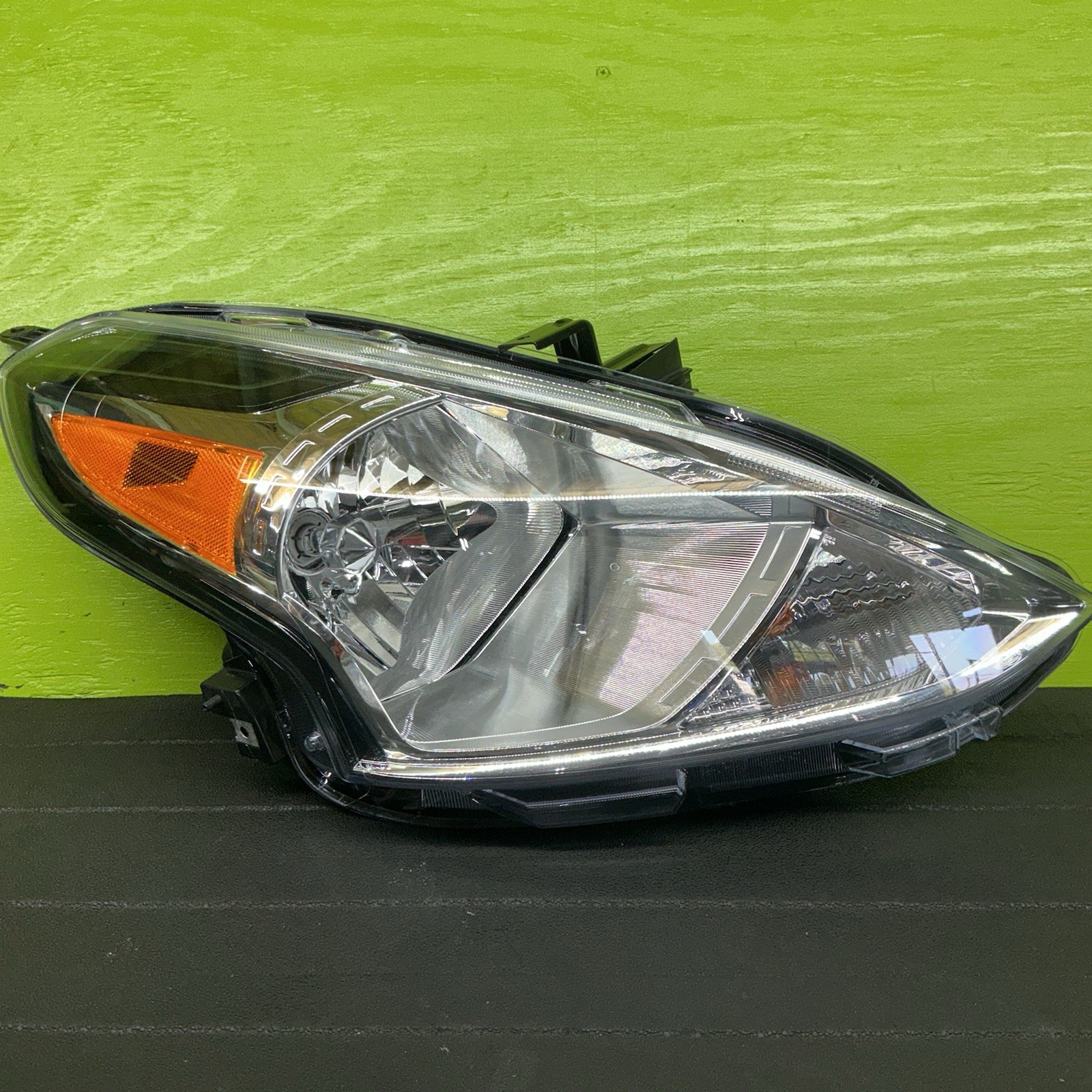 2015-2019 Nissan Versa Headlight RH 