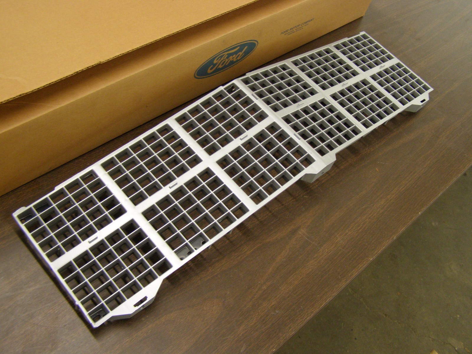 NOS OEM Ford 1980 - 1983 Fairmont Grille Argent 1981 1982 Inner