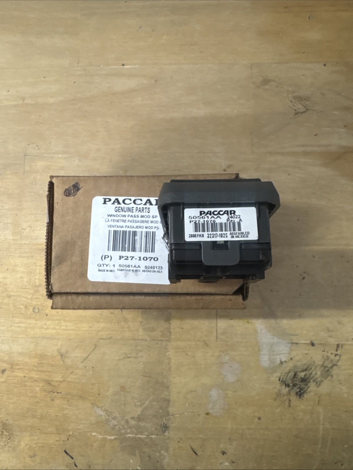 ~NEW GENUINE PACCAR - Automated Passenger Window Control Switch p/n - P27-1070 ~NEW GENUINE PACCAR - Automated Passenger Window Control Switch p/n - P27-1070