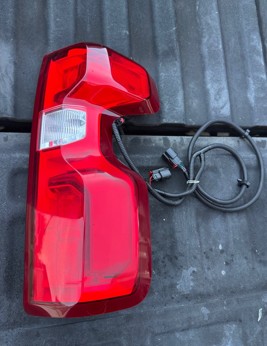 2019 - 2026 Chevrolet Silverado 1500 Tail Light Passenger side 85821135 OEM LED 2019 - 2026 Chevrolet Silverado 1500 Tail Light Passenger side 85821135 OEM LED