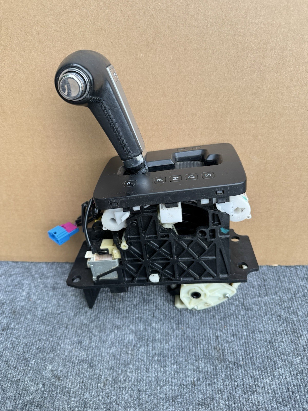04-10 VW Touareg AT V6 Floor Gear Transmission Shifter Selector Switch 