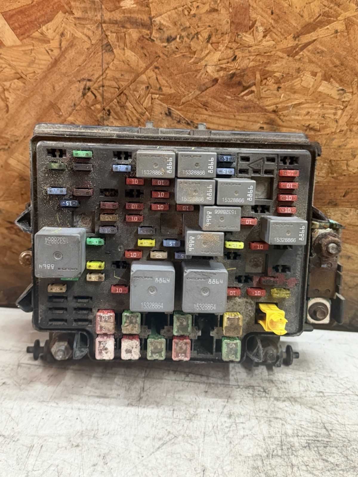 03-05 Chevrolet GMC 2500HD Duramax 6.6 LB7 LLY Underhood Fuse Box 15115618-02 03-05 Chevrolet GMC 2500HD Duramax 6.6 LB7 LLY Underhood Fuse Box 15115618-02