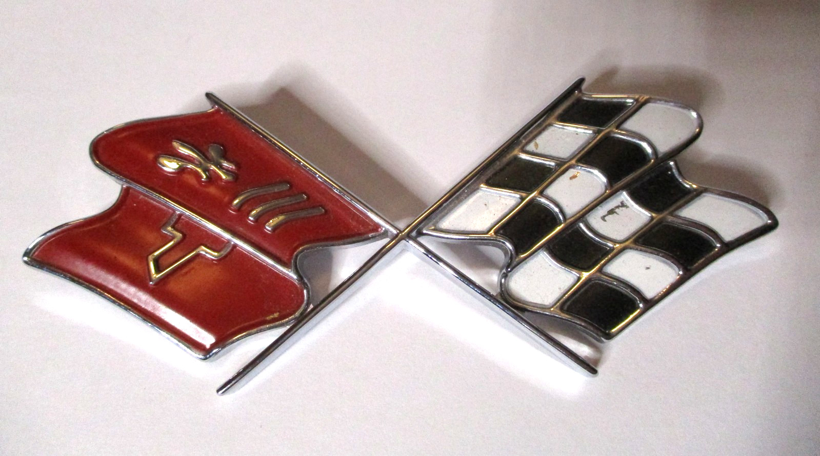 VINTAGE CROSSED FLAGS FUEL GAS DOOR EMBLEM 1968-73 CHEVROLET CORVETTE 3954546 VINTAGE CROSSED FLAGS FUEL GAS DOOR EMBLEM 1968-73 CHEVROLET CORVETTE 3954546