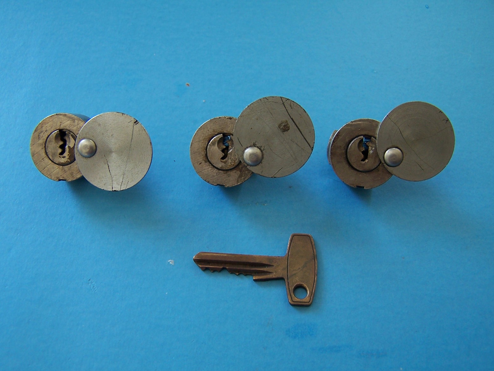 Ford Sierra RS Cosworth 3dr / 500 Genuine Centre Locks With Key Set Of 3 Ford Sierra RS Cosworth 3dr / 500 Genuine Centre Locks With Key Set Of 3