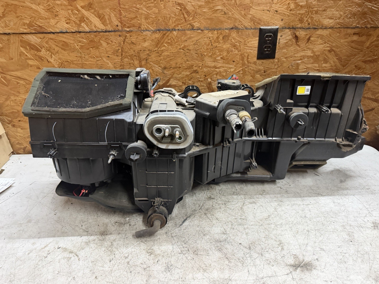 01-06 Silverado 2500 HVAC Climate Heater Blower Housing Box 10361106 GM OEM 01-06 Silverado 2500 HVAC Climate Heater Blower Housing Box 10361106 GM OEM