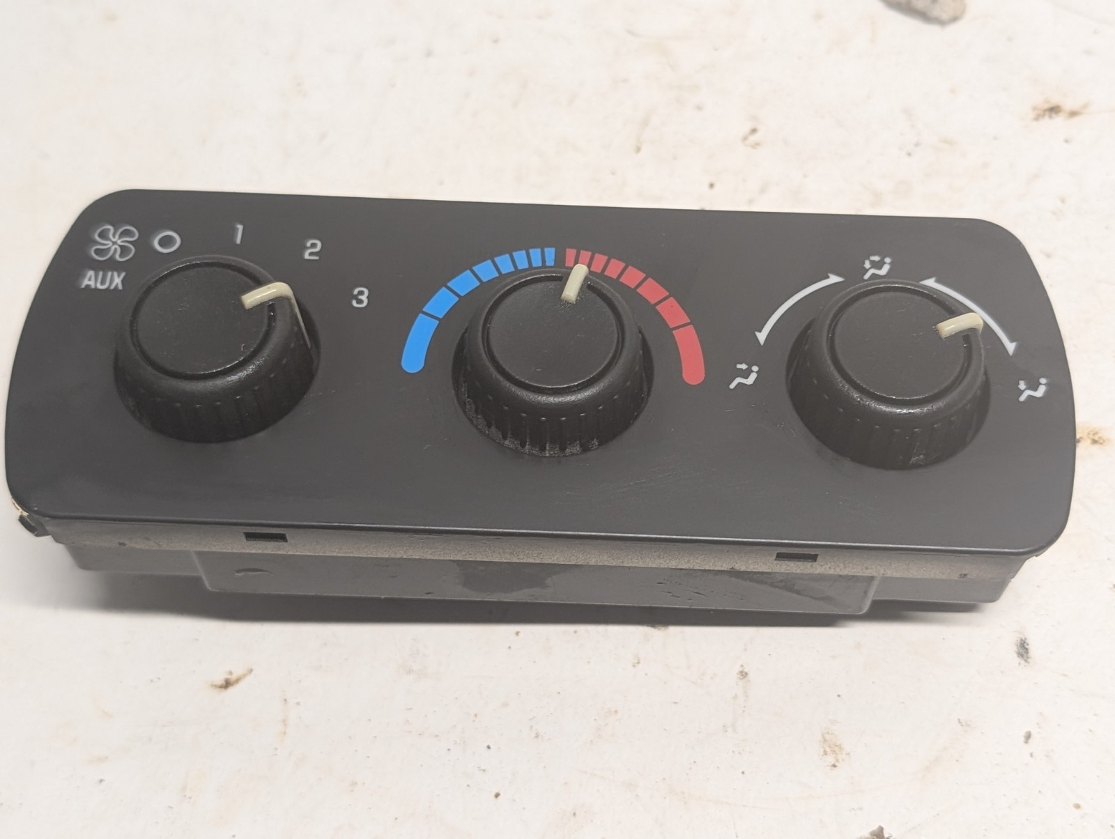 2003-2006 Chevrolet Tahoe Ac Heater Climate Control 15763046 V8VZN 2003-2006 Chevrolet Tahoe Ac Heater Climate Control 15763046 V8VZN