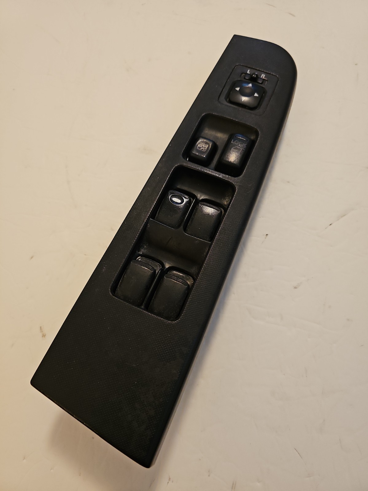 2004-2006 Mitsubishi Endeavor Master Power Window Control Switch OEM MR587866 2004-2006 Mitsubishi Endeavor Master Power Window Control Switch OEM MR587866