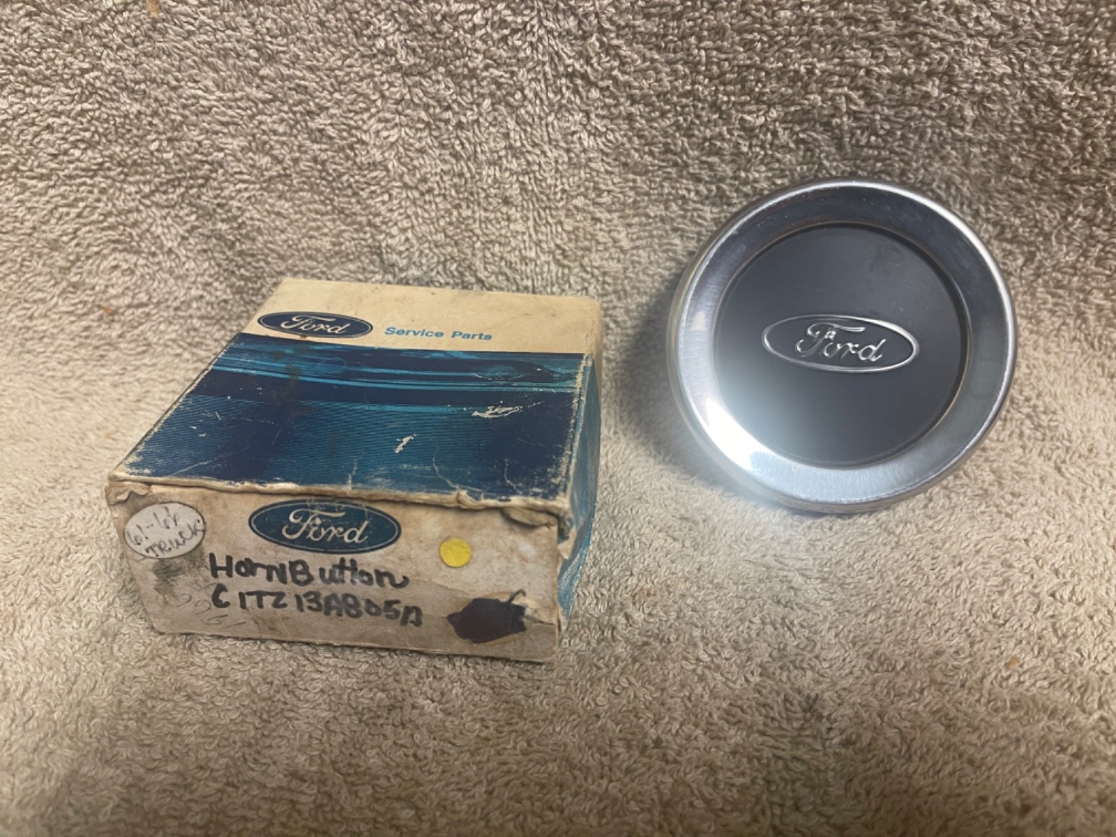 NOS FORD C1TZ-13A805-D 1961-1966 FORD TRUCK STEERING WHEEL HORN BUTTON ASSEMBLY NOS FORD C1TZ-13A805-D 1961-1966 FORD TRUCK STEERING WHEEL HORN BUTTON ASSEMBLY