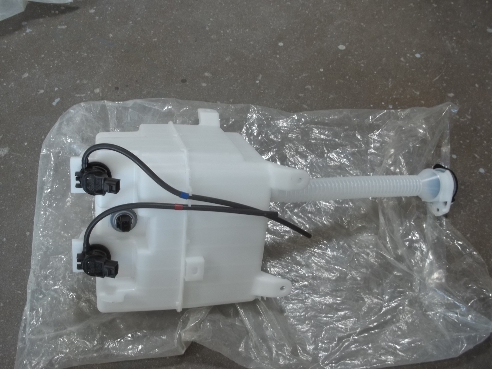 OEM NEW Windshield Washer Fluid Reservoir Tank 16-20 Kia Sorento 98620-C6000