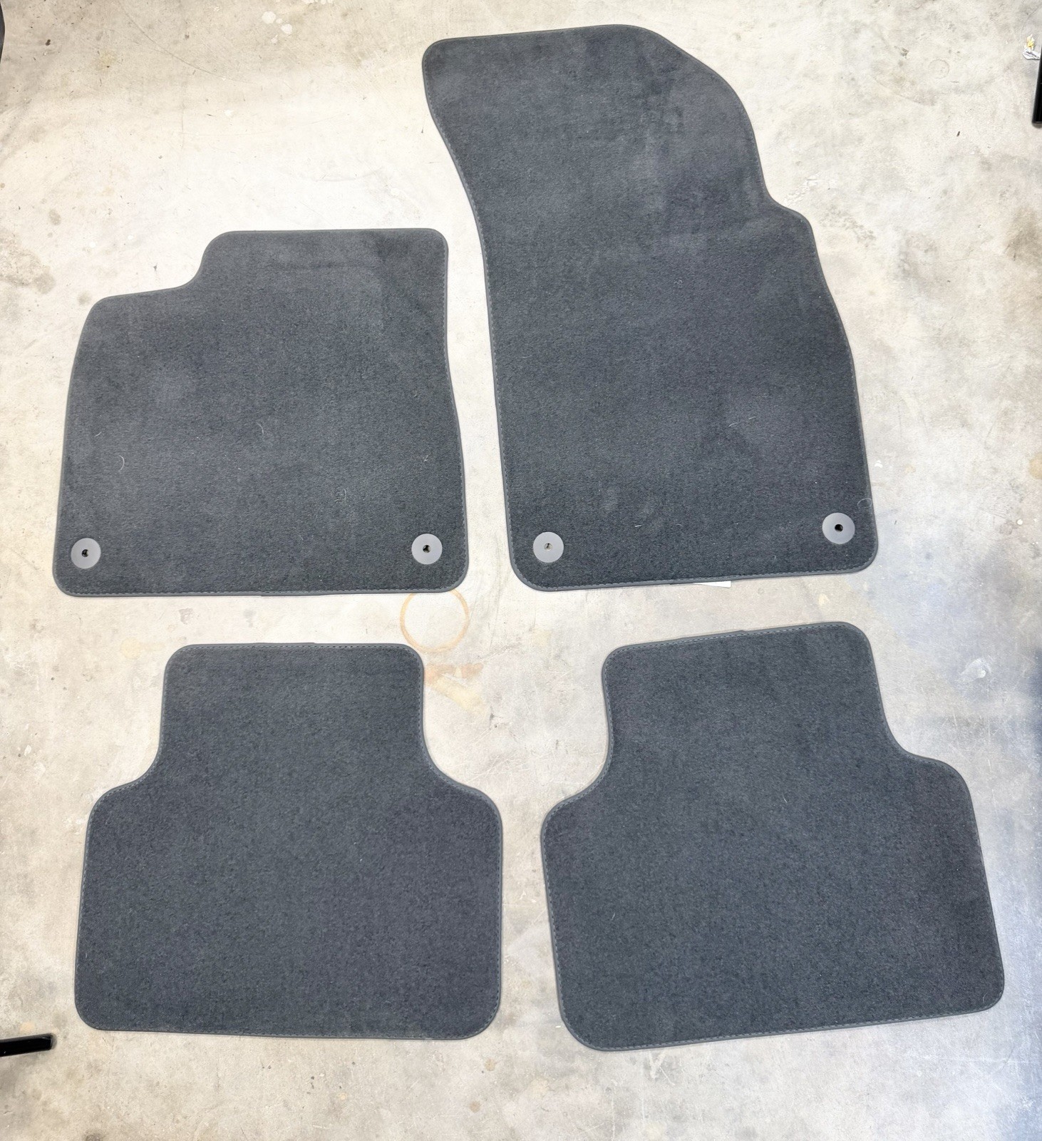 2016 -2025 Audi Q7 Q8 Carpeted Floor Mats Set Of 4 - Genuine OEM 2016 - 2025 2016 -2025 Audi Q7 Q8 Carpeted Floor Mats Set Of 4 - Genuine OEM 2016 - 2025