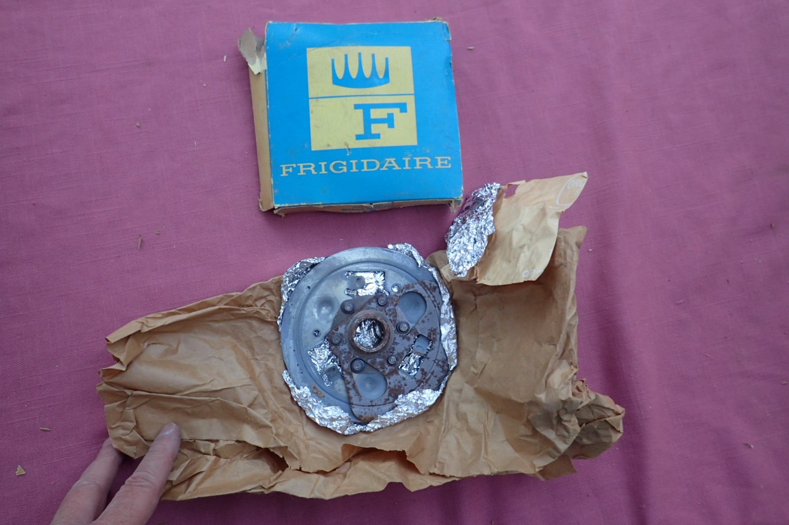 1959-60 GM A/C compressor front plate and counterweight, NOS 5914608