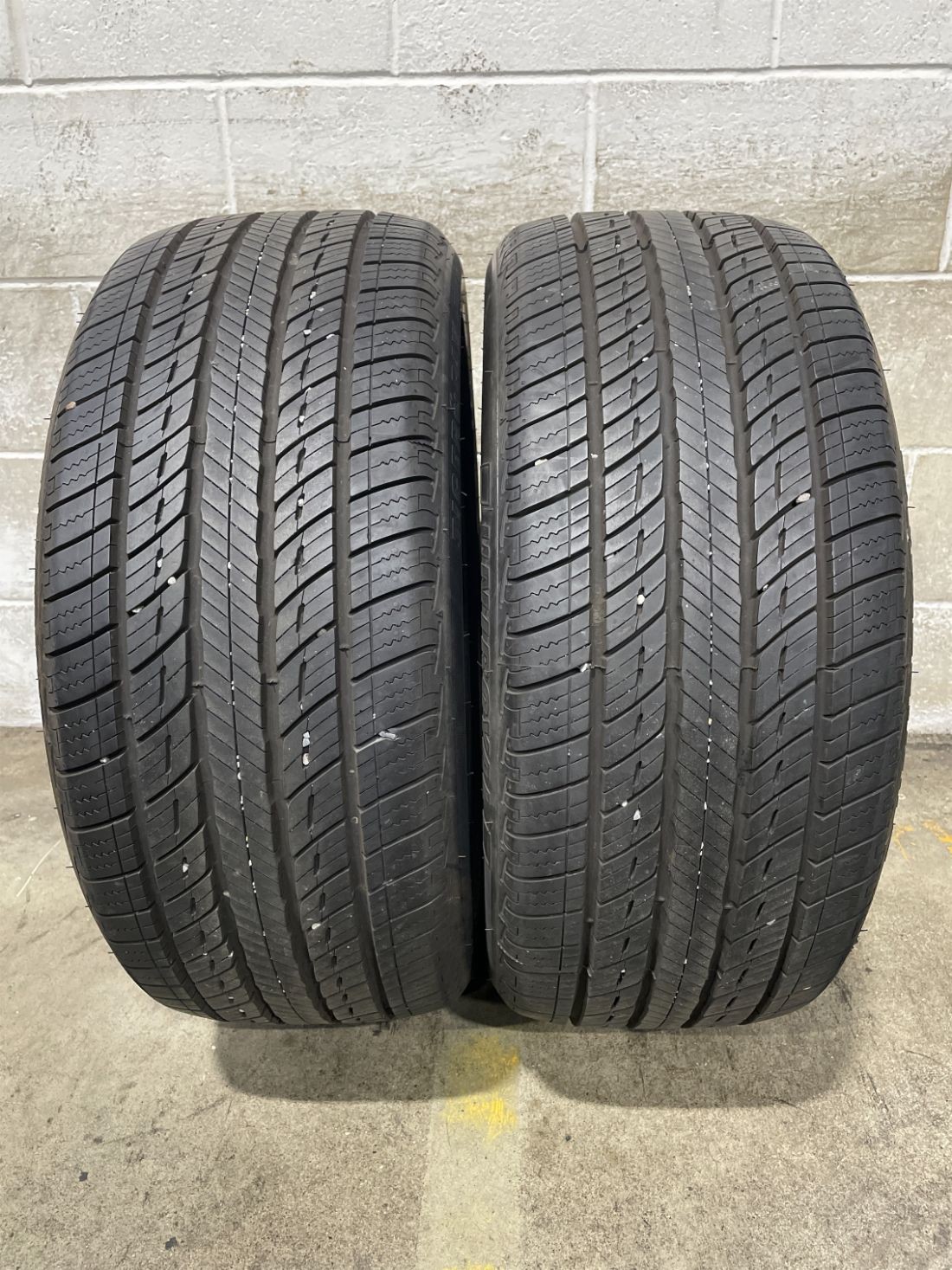 2x P255/40R19 Uniroyal Tiger Paw Touring A/S 10/32 100 V Used Tires 2554019