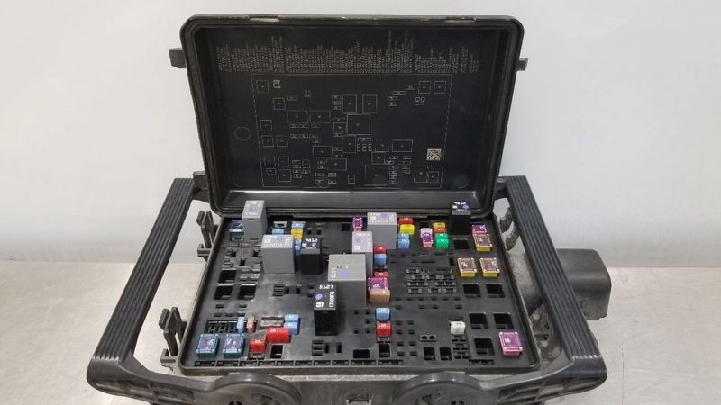 2017-2019 GMC Sierra 1500 2500 Pickup Engine Fuse Box Relay OEM