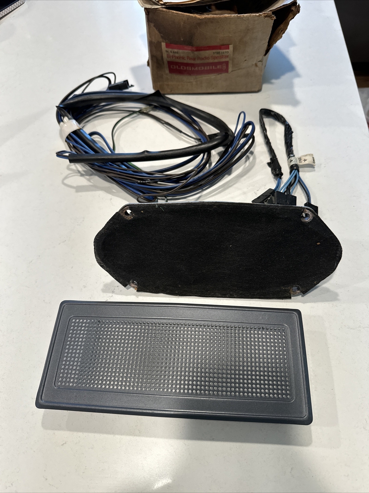 NOS GM 983270 1971-72 Oldsmobile 6800 Series Rear Radio Speaker Kit 88 98