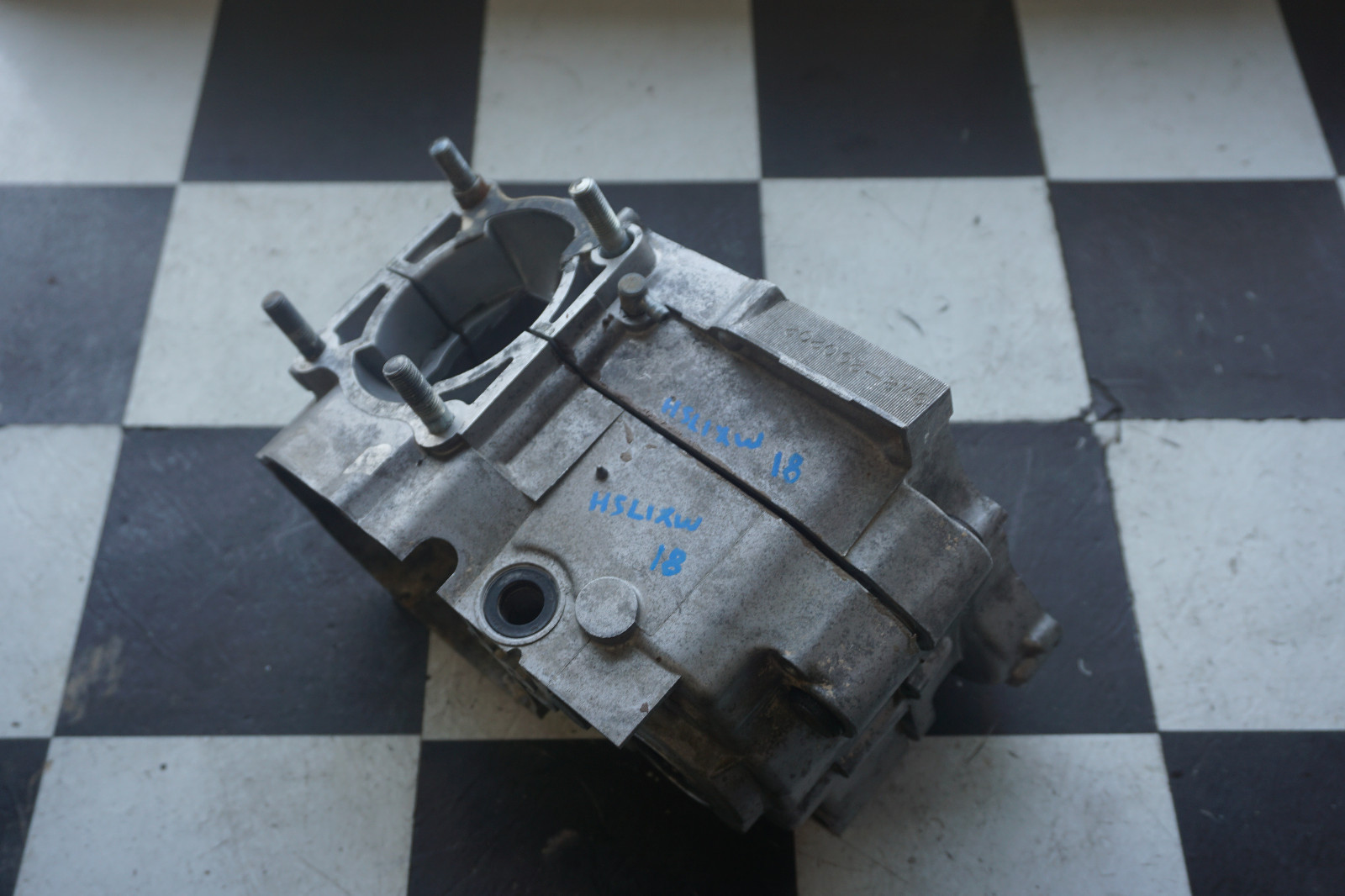 Q18 1981 Yamaha MX175H 81 MX 175 H Engine Crankcase Set Left and Right Cases