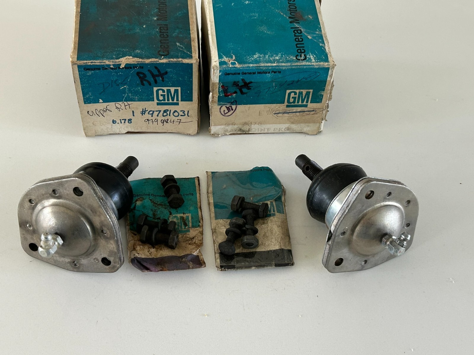 NOS 1964–1970 Pontiac Bonneville 2+2 Upper Ball Joint Set LH/RH 9781031 9781032
