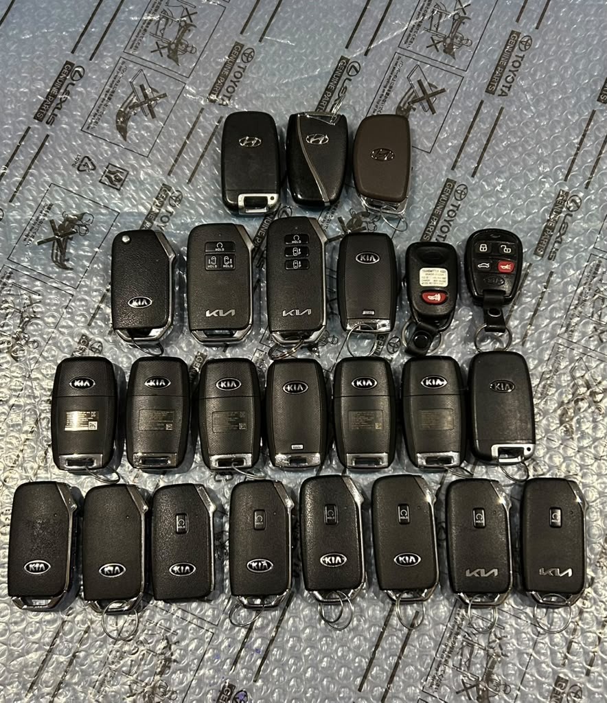 OEM - LOT OF 24 KIA AND HYUNDAI SMART KEY FOBS REMOTES OEM - LOT OF 24 KIA AND HYUNDAI SMART KEY FOBS REMOTES