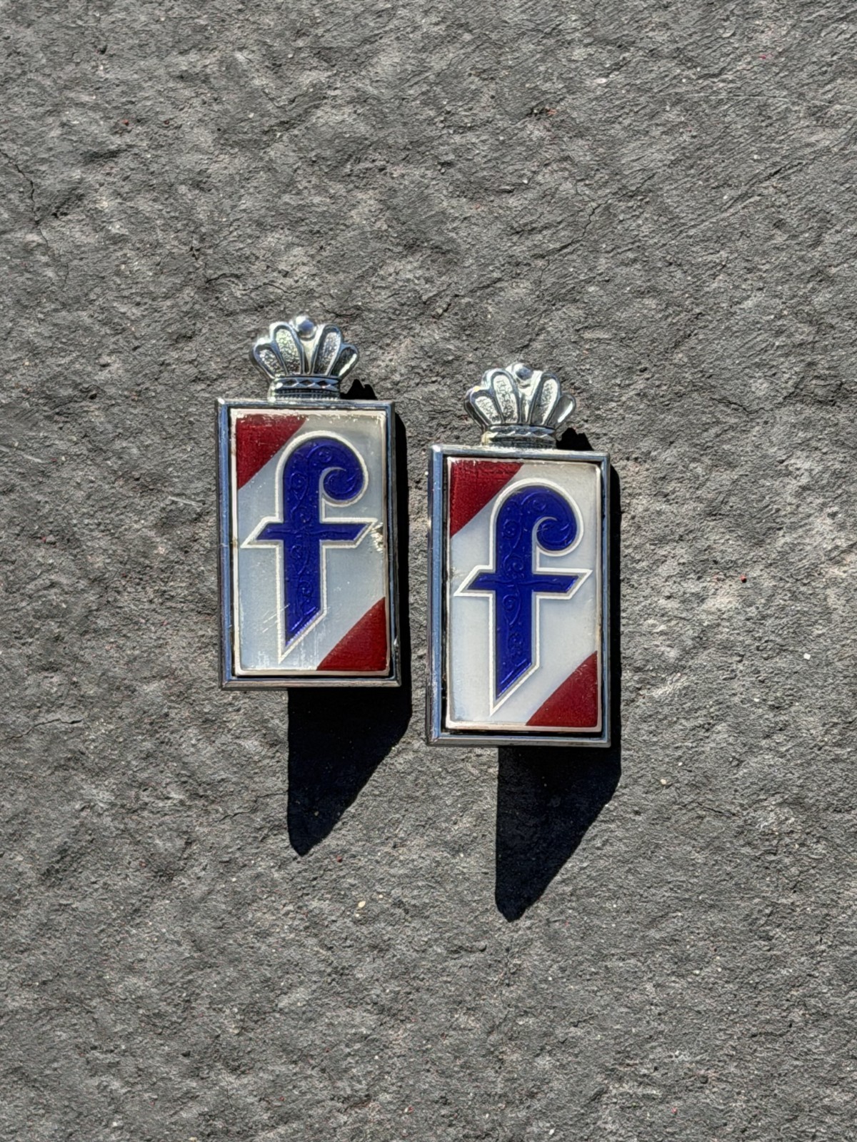 Pininfarina Side Emblems (2x) with gaskets for Fiat, Alfa, Ferrari, Maserati Pininfarina Side Emblems (2x) with gaskets for Fiat, Alfa, Ferrari, Maserati