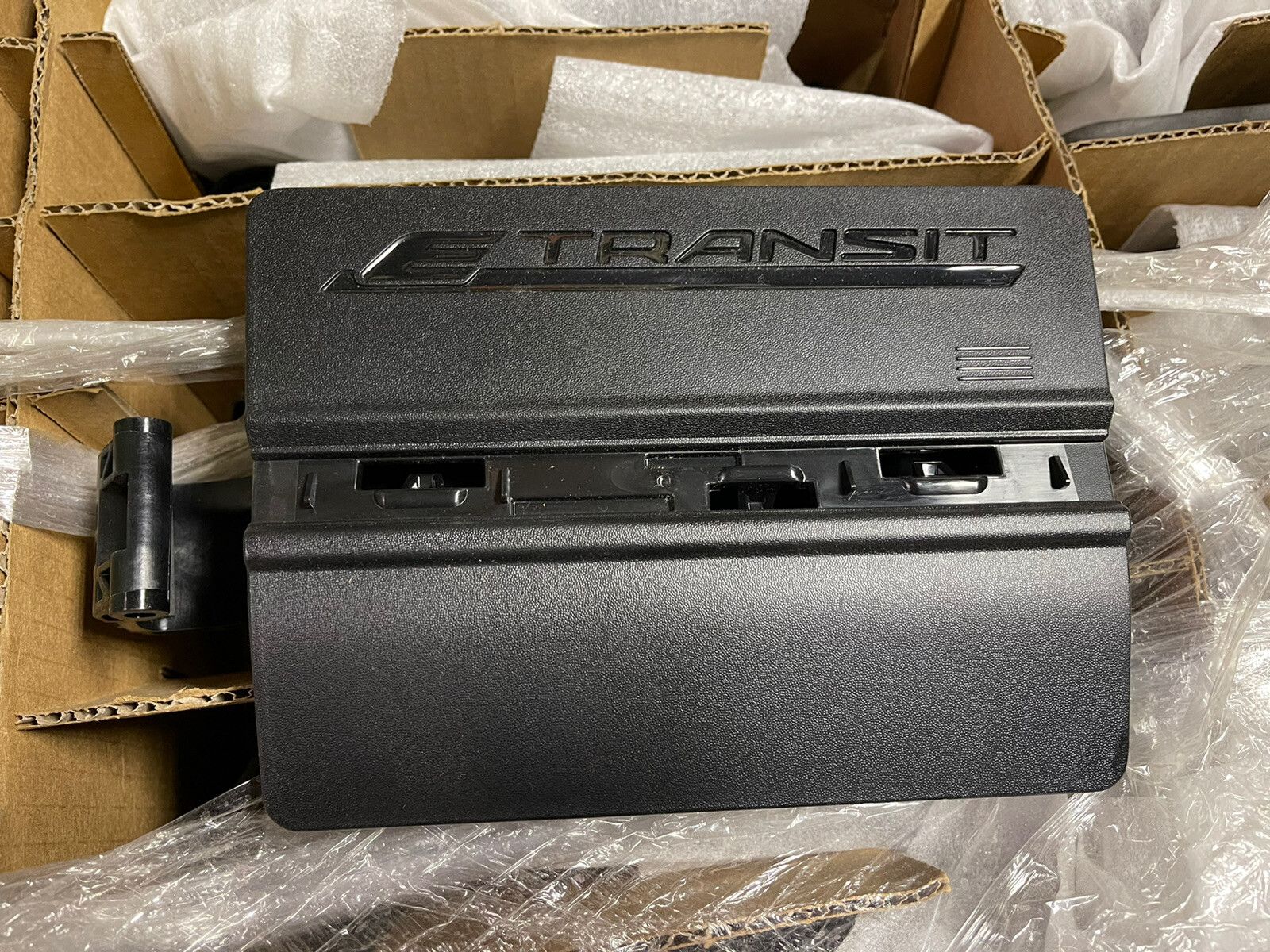 BRAND NEW FORD E-TRANSIT CHARGE PORT DOOR REPLACEMENT **FREE SHIPPING** BRAND NEW FORD E-TRANSIT CHARGE PORT DOOR REPLACEMENT **FREE SHIPPING**