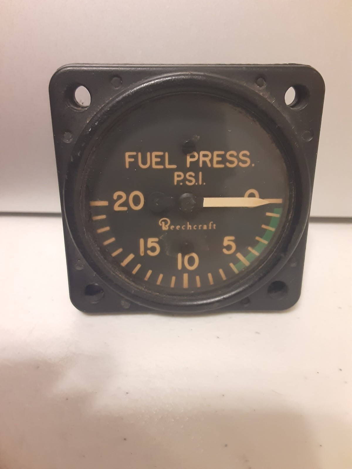 BEECHCRAFT FUEL PRESSURE INDICATOR 20 PSI P/N 22-869-09-1A BEECHCRAFT FUEL PRESSURE INDICATOR 20 PSI P/N 22-869-09-1A