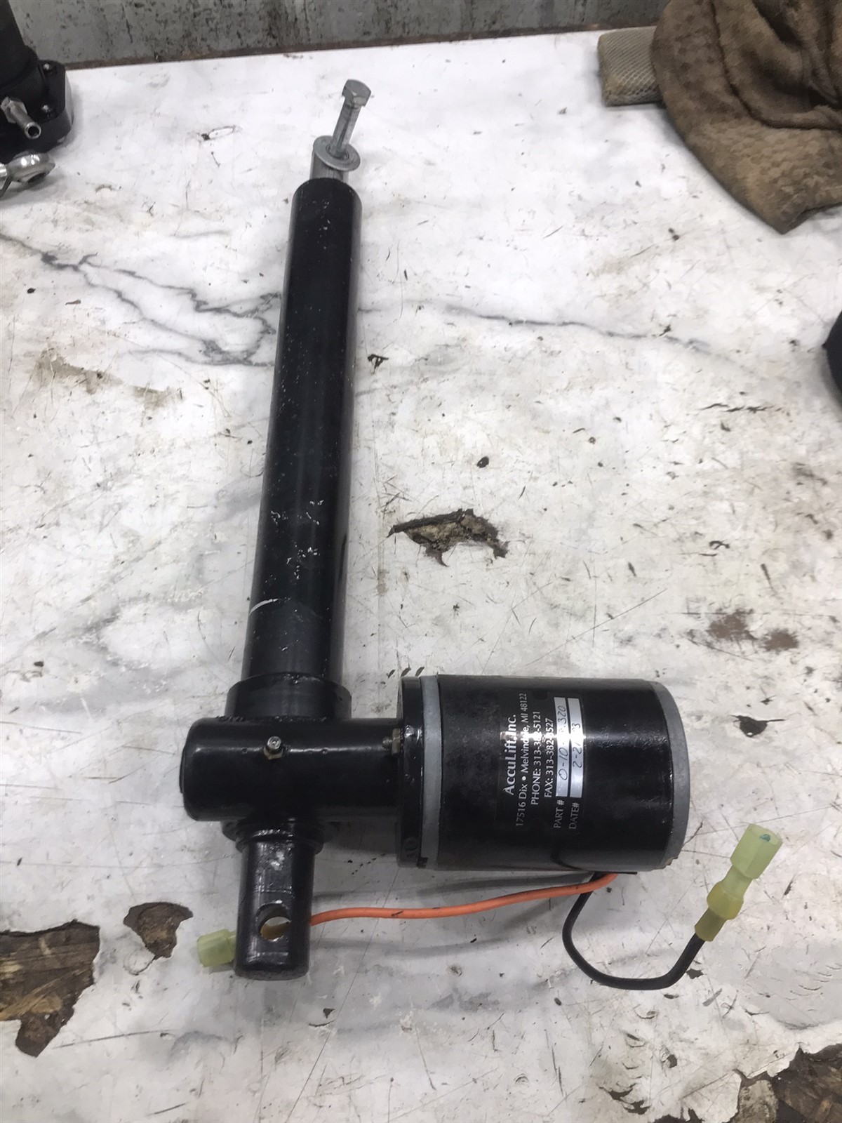 03 Doral 360 SE Boat Acculift linear electric hydraulic cylinder hatch lift 