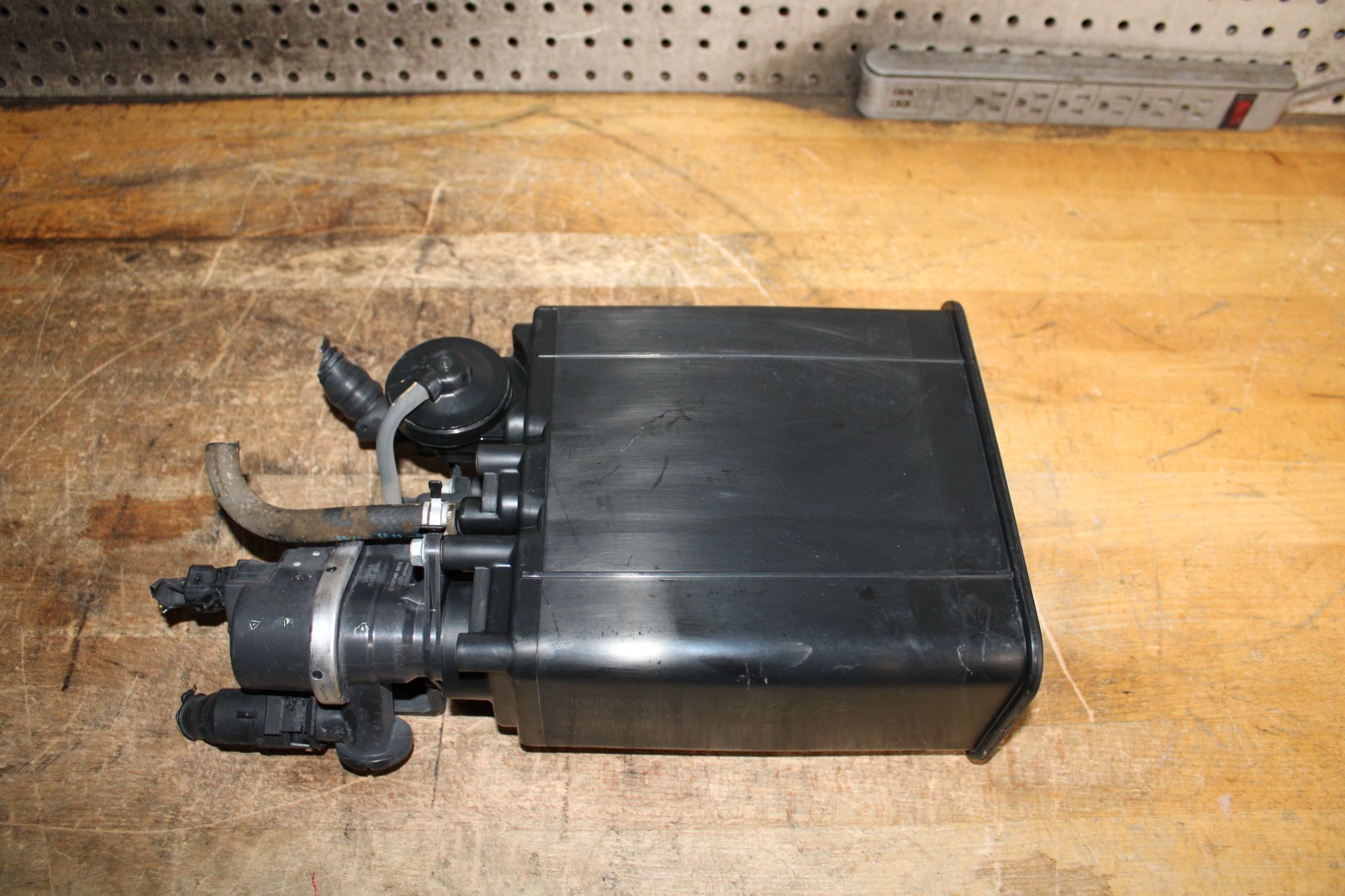 OEM 2006-2012 TOYOTA RAV4 RAV-4 FUEL VAPOR CHARCOAL EVAP CANISTER 77740-42090 OEM 2006-2012 TOYOTA RAV4 RAV-4 FUEL VAPOR CHARCOAL EVAP CANISTER 77740-42090
