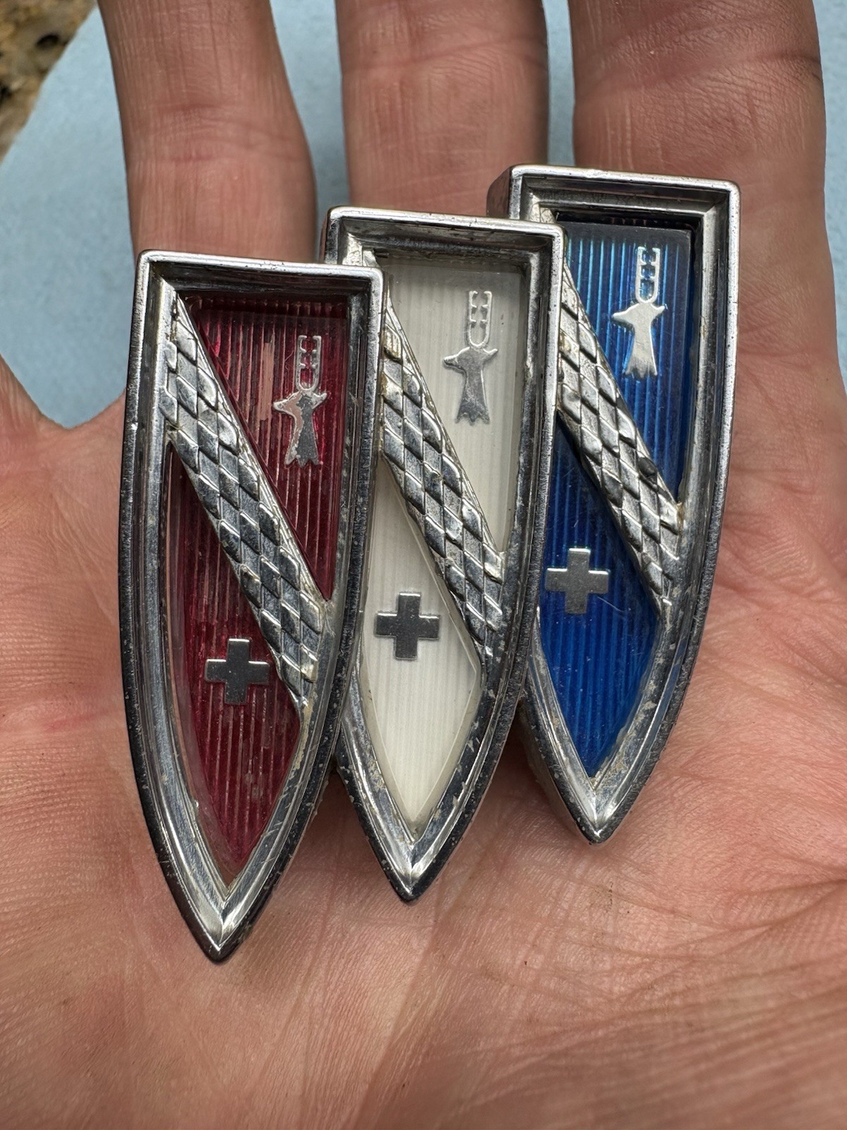 VINTAGE 1961-1964 BUICK ELECTRA LE SABRE GRILLE EMBLEM BADGE TRI-SHIELD USED