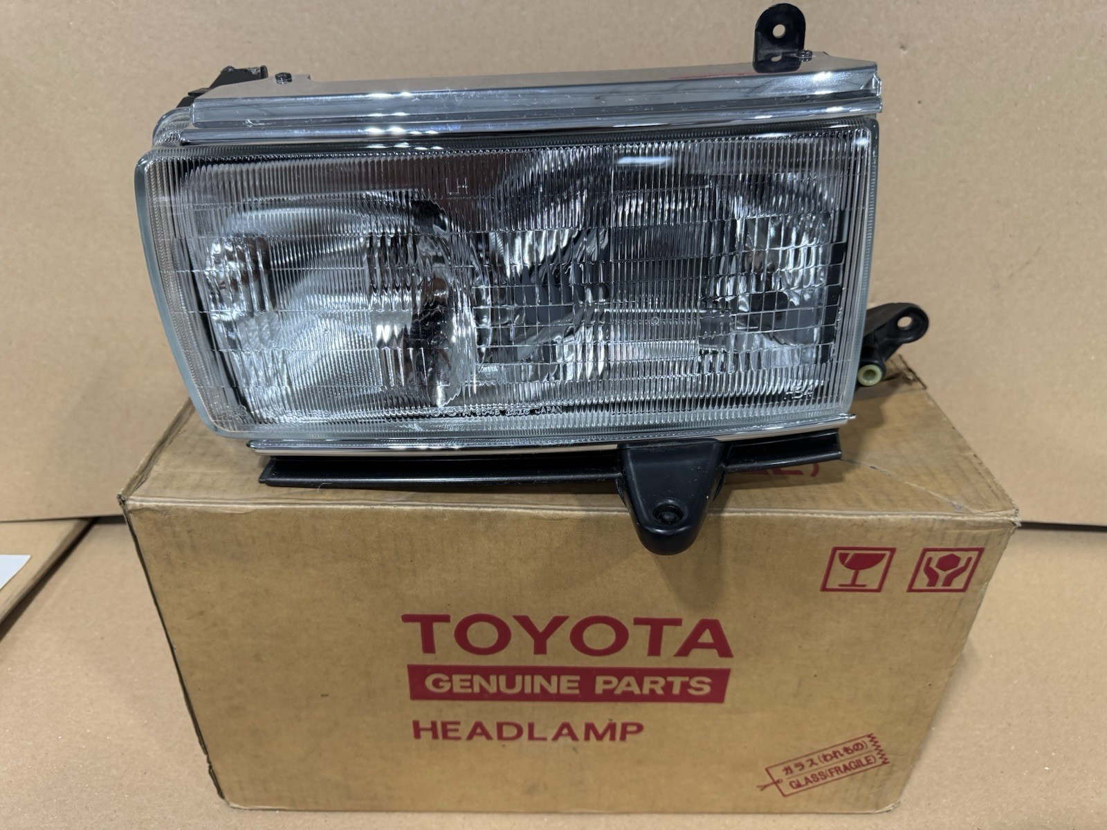Toyota Land Cruiser 91-97 FJ80 LC80 Headlamp Left Driver 81150-60214 BROKEN TAB Toyota Land Cruiser 91-97 FJ80 LC80 Headlamp Left Driver 81150-60214 BROKEN TAB