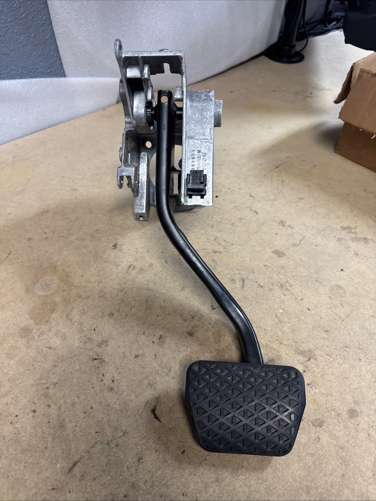 2006 - 2010 OEM BMW 328I 335i FRONT LEFT BRAKE STOP PEDAL WITH SUPPORT BRACKET 2006 - 2010 OEM BMW 328I 335i FRONT LEFT BRAKE STOP PEDAL WITH SUPPORT BRACKET