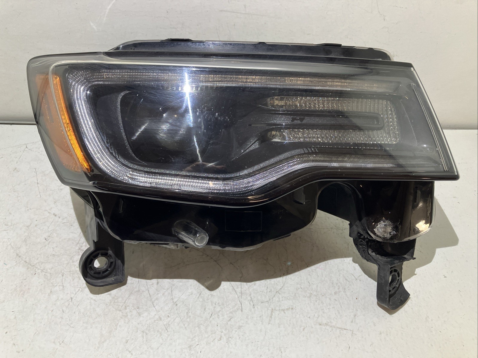 2017 - 2021 Jeep Grand Cherokee Passenger RH Xenon Non-AFS Headlight OEM 0924
