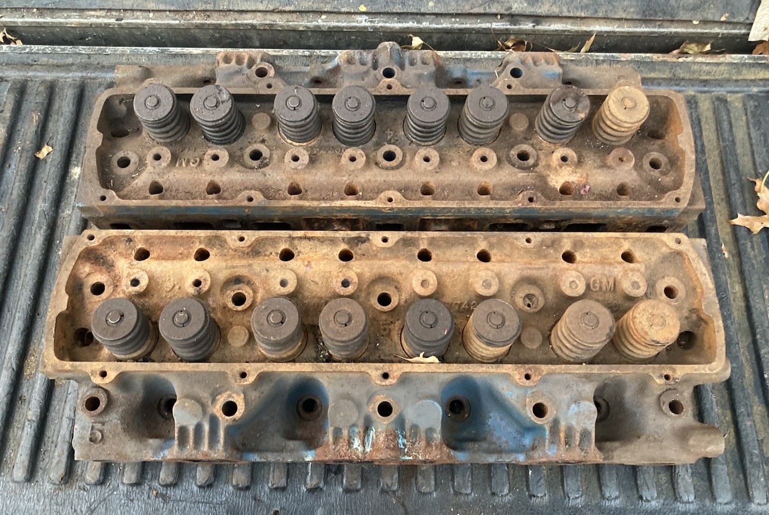 Vintage OEM Oldsmobile Rocket 330 350 #5 Cylinder Head Pair 397742 1960s Cores Vintage OEM Oldsmobile Rocket 330 350 #5 Cylinder Head Pair 397742 1960s Cores