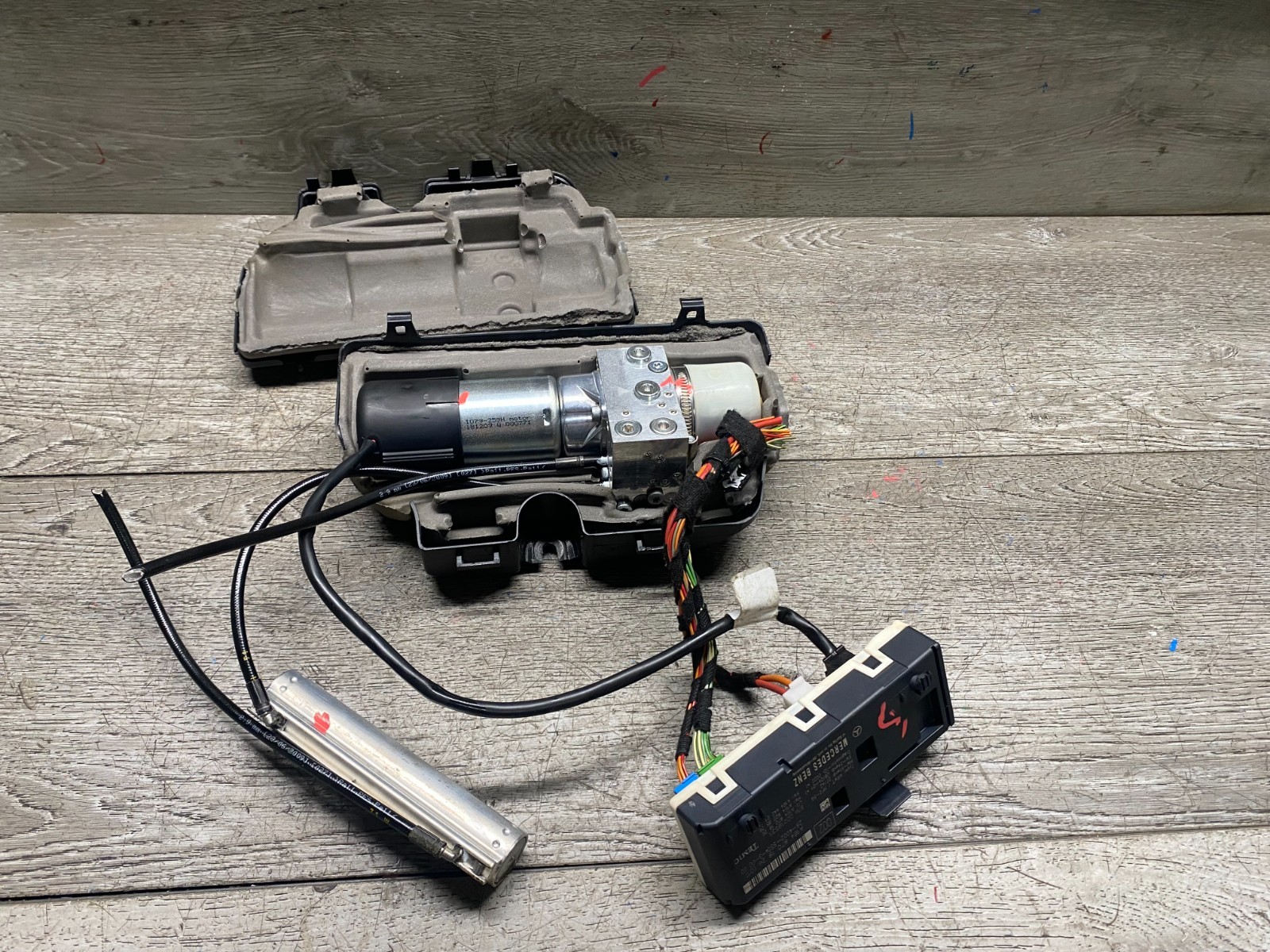 MERCEDES BENZ W164 R GL ML CLASS 09-12 REAR TRUNK TAILGATE HYDRAULIC PUMP MOTOR MERCEDES BENZ W164 R GL ML CLASS 09-12 REAR TRUNK TAILGATE HYDRAULIC PUMP MOTOR