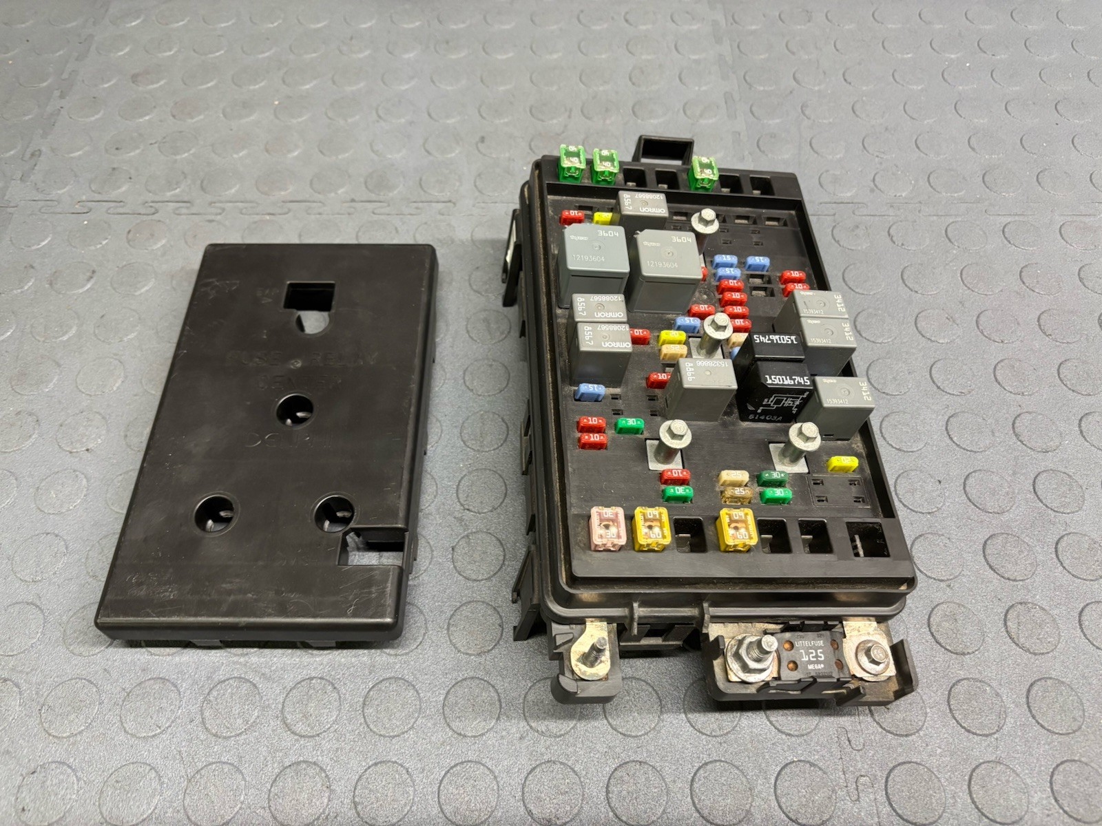 05 06 GMC ENVOY CHEVY TRAILBLAZER RAINIER 5.3 V8 ENGINE FUSE BOX 15141559 USED