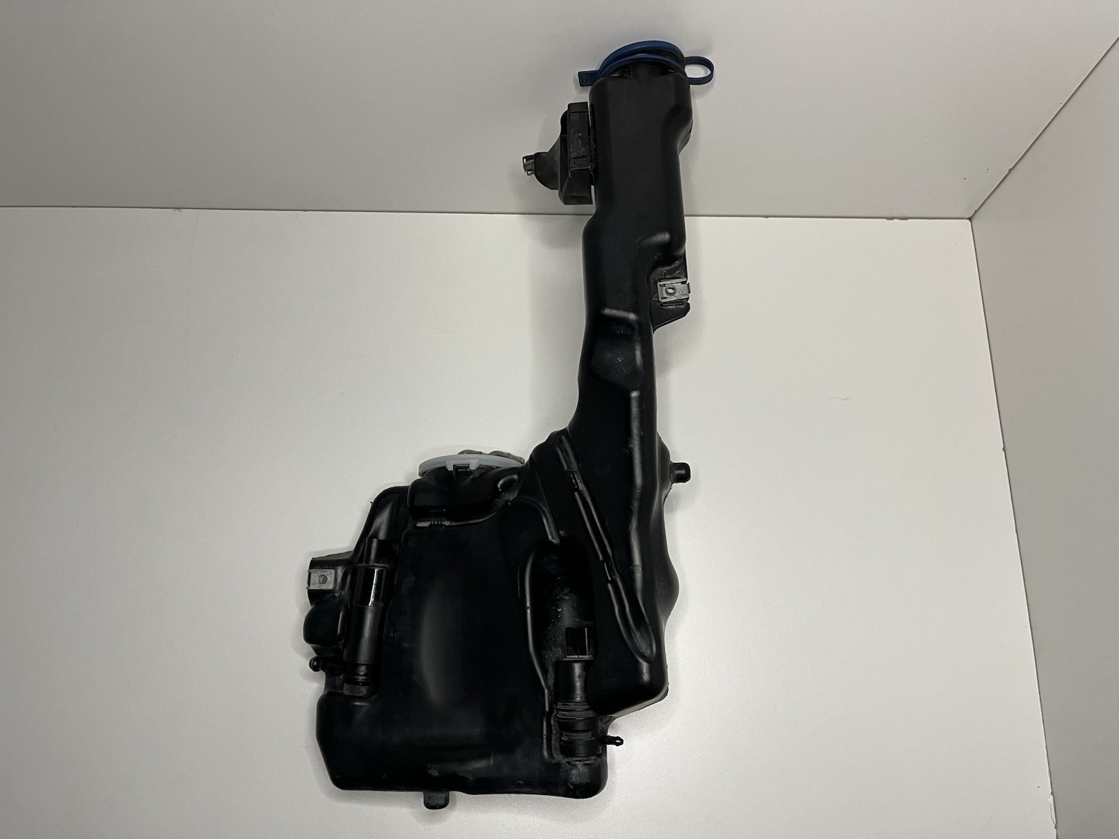 12-14 Mercedes CLS550 Windshield Washer Fluid Reservoir Tank OEM A2048602360 12-14 Mercedes CLS550 Windshield Washer Fluid Reservoir Tank OEM A2048602360