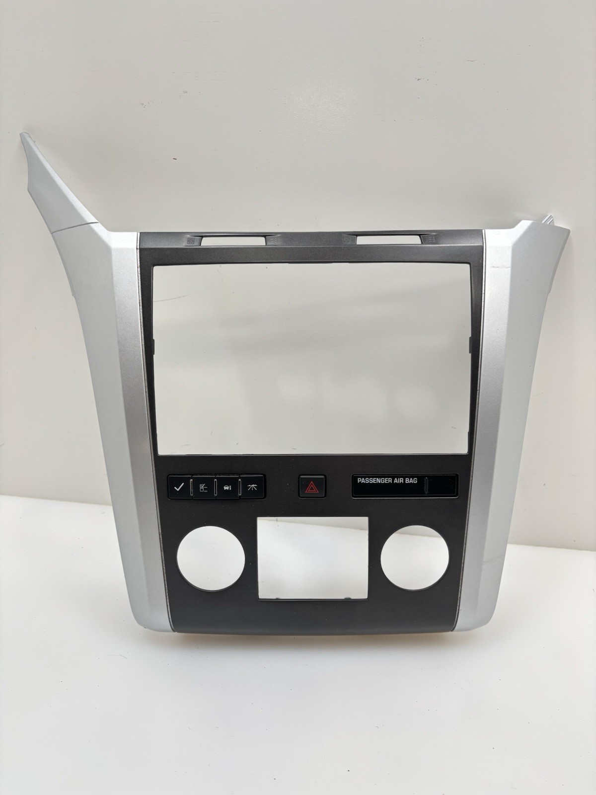 2009 - 2012 Chevrolet Traverse Radio Temp Dash Bezel Trim OEM 2009 - 2012 Chevrolet Traverse Radio Temp Dash Bezel Trim OEM