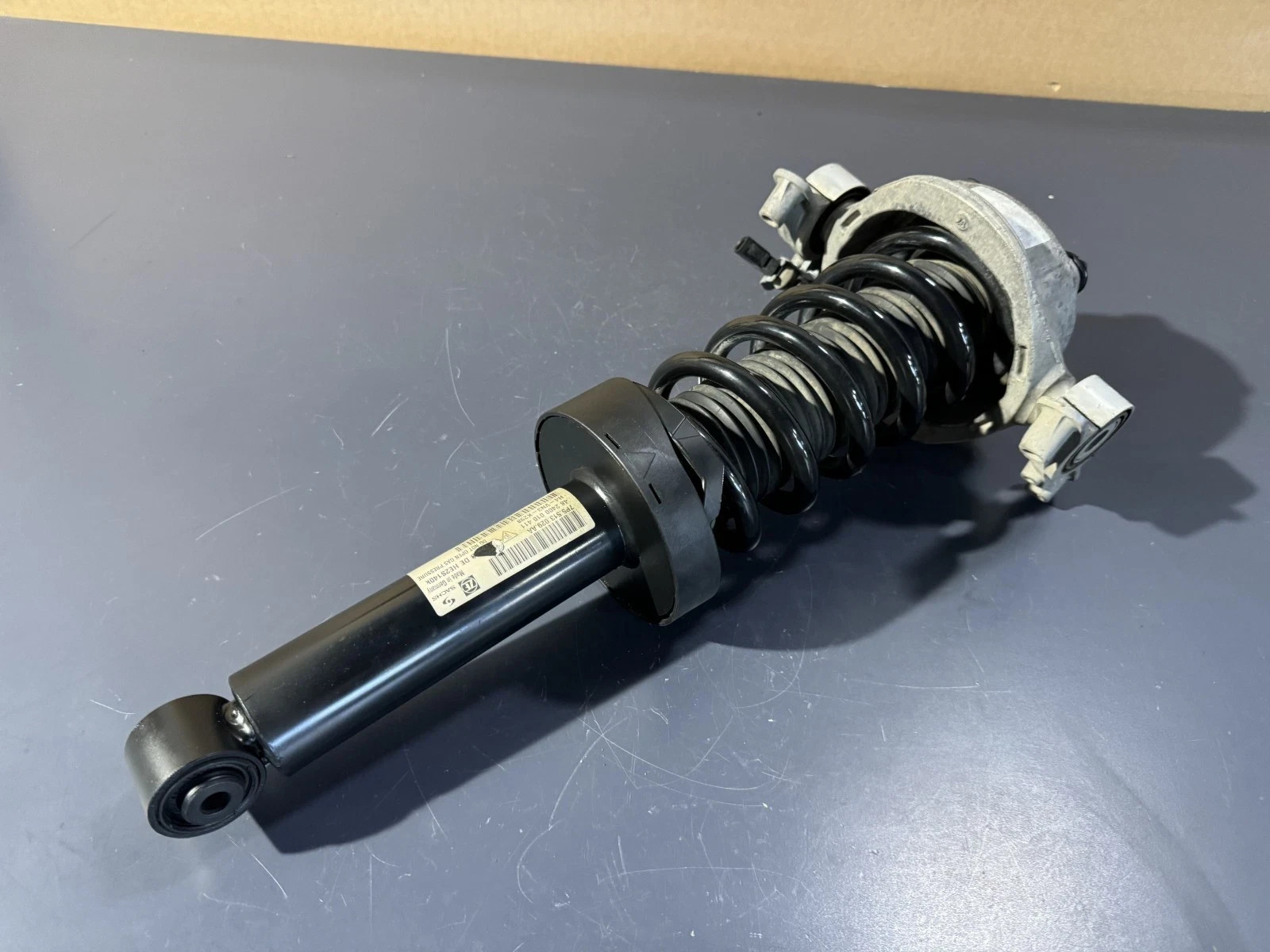 11-18 Porsche Cayenne 958 SHOCK ABSORBER REAR RIGHT SIDE 7P5513029AA OEM 11-18 Porsche Cayenne 958 SHOCK ABSORBER REAR RIGHT SIDE 7P5513029AA OEM