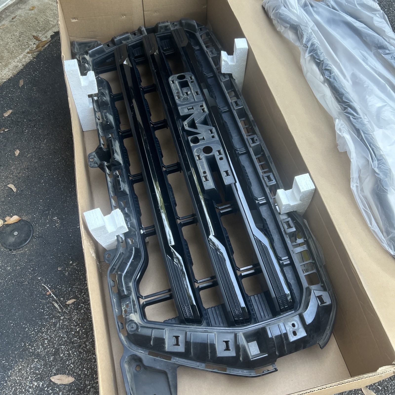 OEM Grille For GMC Sierra 1500 Elevation Quicksilver (GAN, WA636R) 84508258 OEM Grille For GMC Sierra 1500 Elevation Quicksilver (GAN, WA636R) 84508258
