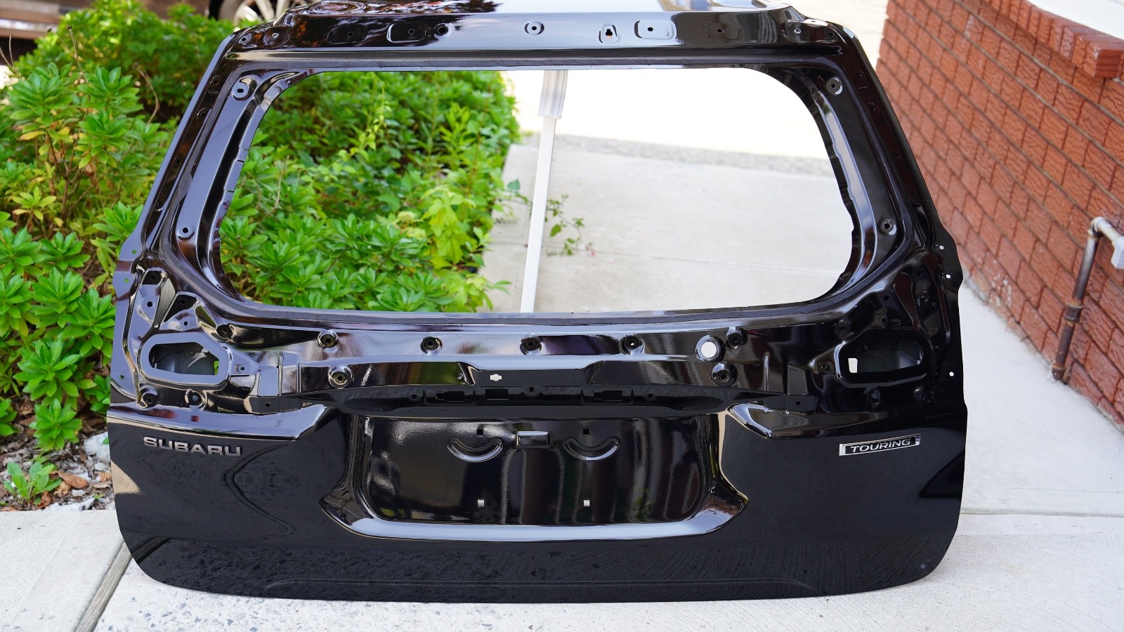 2020 - 2025 Subaru Forester TailGate OEM , Small ding right corner 2nd picture 2020 - 2025 Subaru Forester TailGate OEM , Small ding right corner 2nd picture