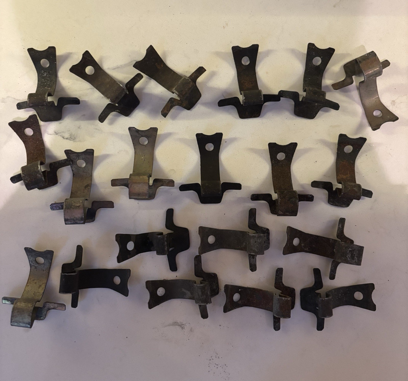Mercedes Benz W109 W108 W114 W115 W116 W123 Wheel Centre Cap Clamps 1154010128 Mercedes Benz W109 W108 W114 W115 W116 W123 Wheel Centre Cap Clamps 1154010128