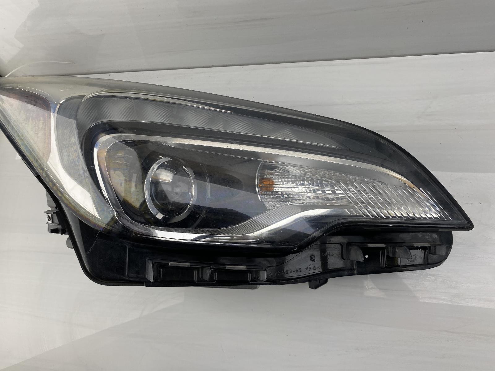 Used Right Headlight Assembly fits: 2020 Buick Envision xenon HID headlamps Righ